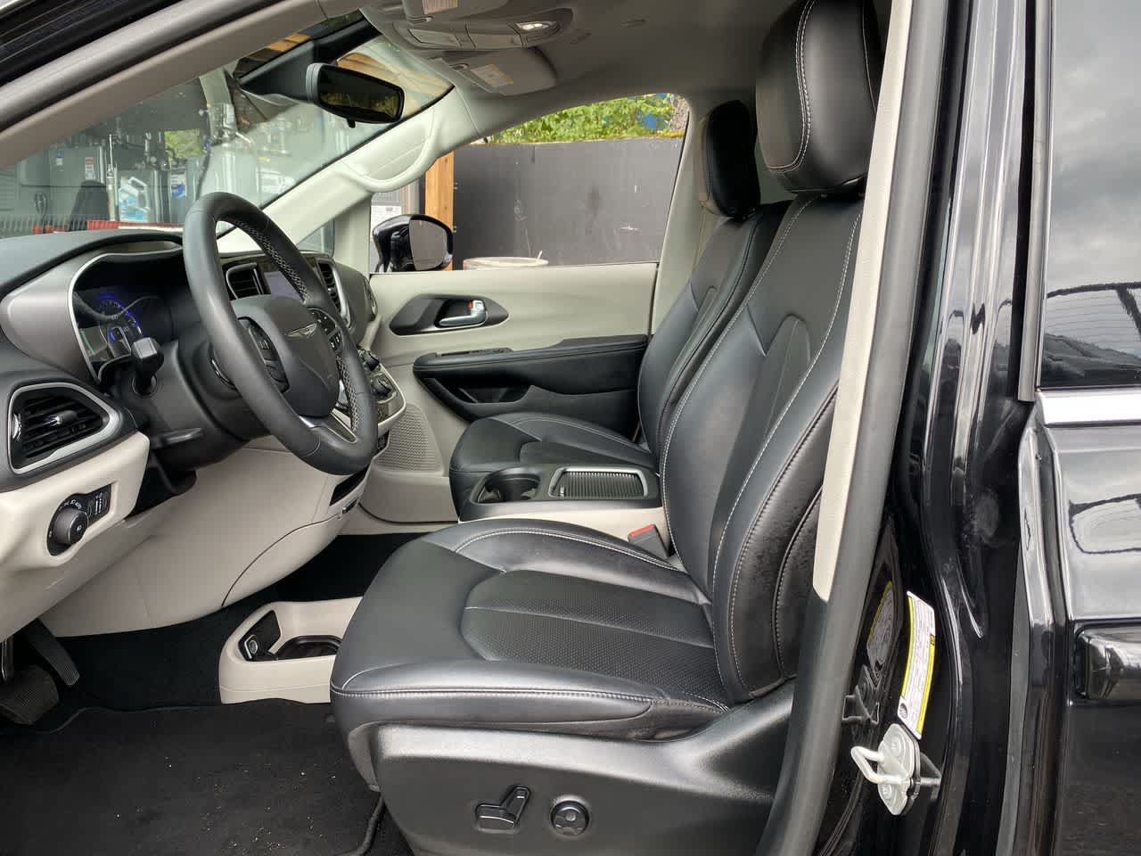 Used 2024 Chrysler Pacifica Touring-L FWD image 13