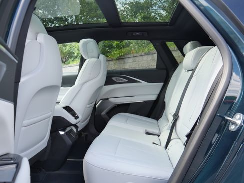 Used 2024 Cadillac Lyriq Luxury AWD/4WD image 14