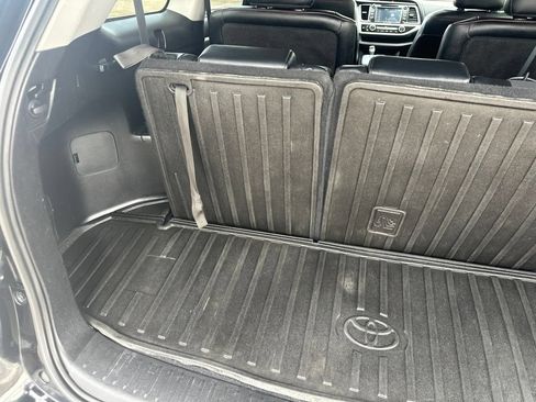 Used 2019 Toyota Highlander SE AWD/4WD image 25