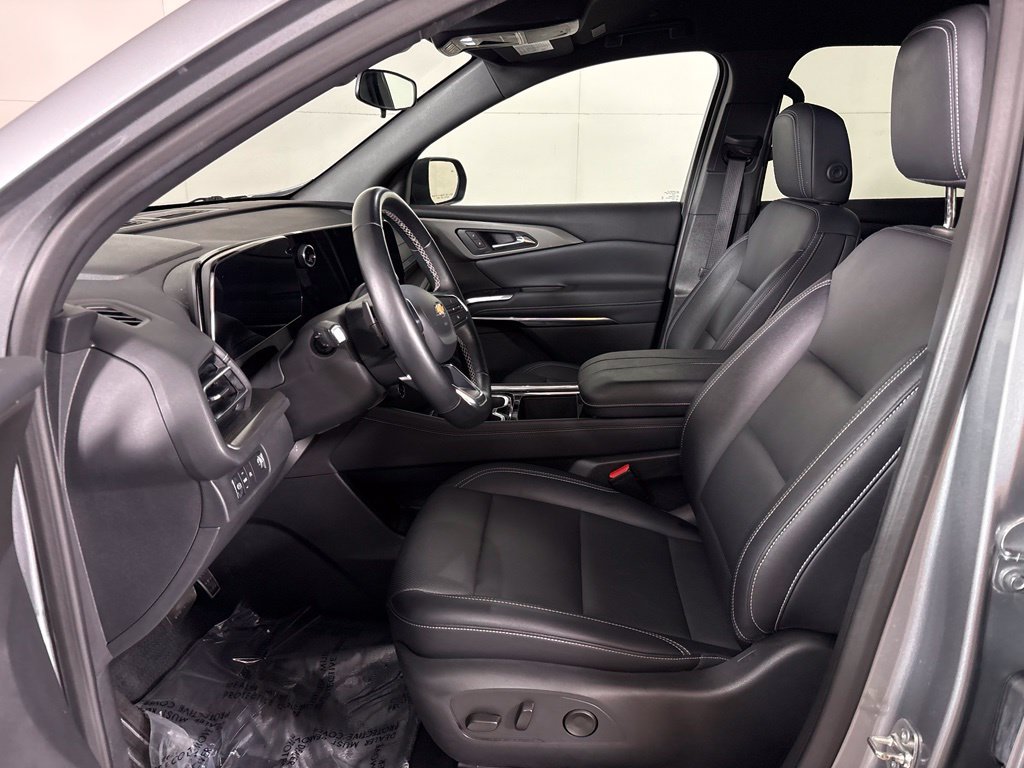 Used 2025 Chevrolet Traverse LT FWD image 16