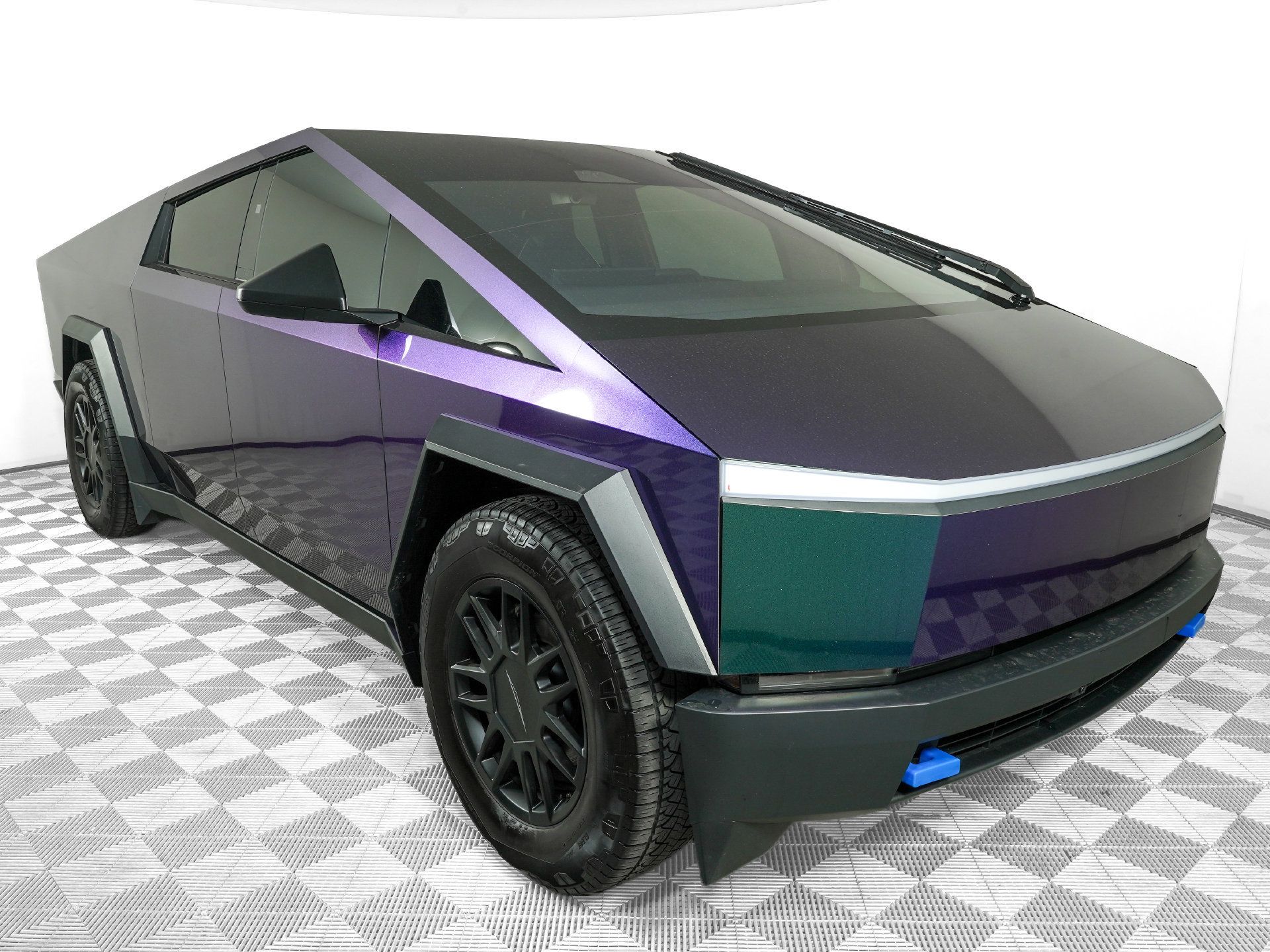 Used 2025 Tesla Cybertruck AWD Crew Cab image 3