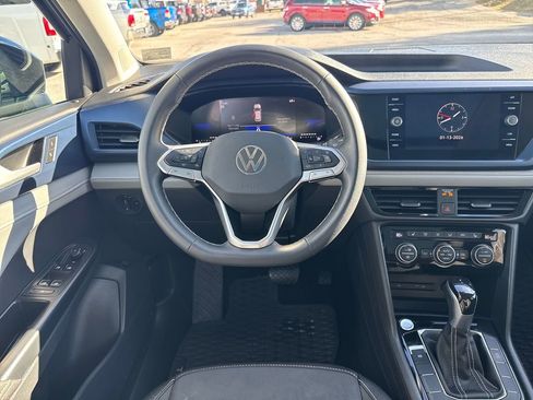 Used 2024 Volkswagen Taos SE w/ Panoramic Sunroof Package image 14