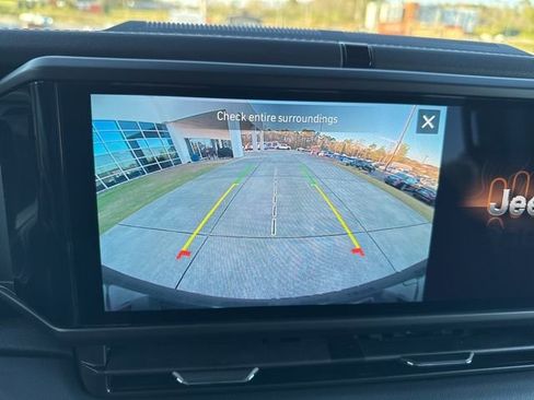 Used 2025 Jeep Wrangler Unlimited Sahara image 27