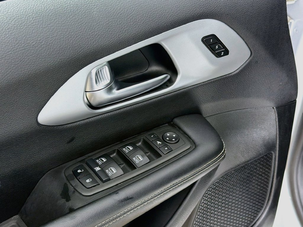 Used 2025 Chrysler Pacifica Limited FWD image 18