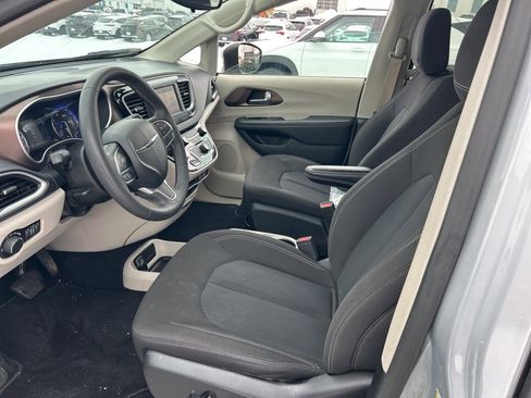 Used 2023 Chrysler Voyager LX image 6
