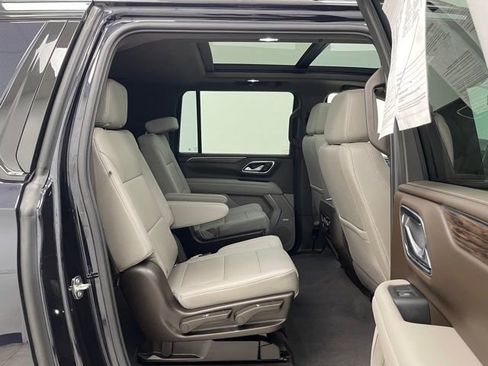 Certified 2022 Chevrolet Suburban Z71 w/ Luxury Package AWD/4WD image 17