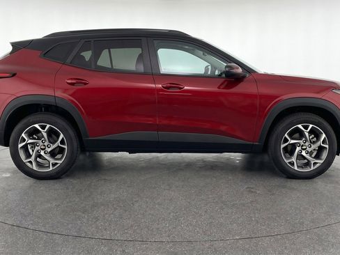 Used 2025 Chevrolet Trax LT FWD image 11