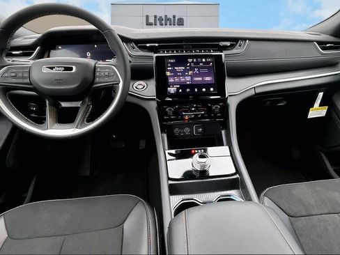 New 2025 Jeep Grand Cherokee Altitude image 10