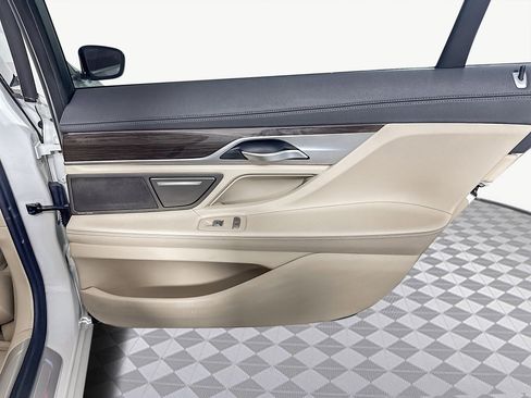 Used 2021 BMW 740i image 28