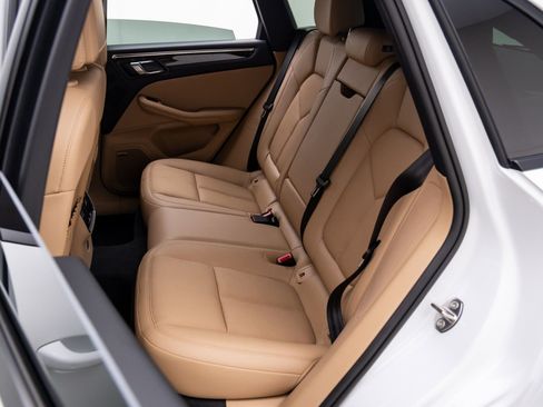 Certified 2025 Porsche Macan image 16