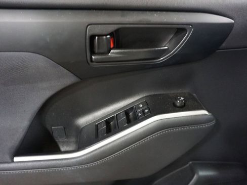 Used 2023 Toyota Highlander LE image 4