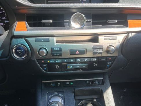 Used 2013 Lexus ES 300h w/ Luxury Pkg FWD image 40