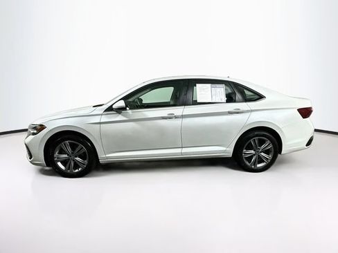 Certified 2023 Volkswagen Jetta SE w/ Panoramic Sunroof Package FWD image 5