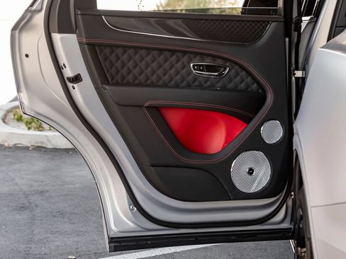 Certified 2025 Bentley Bentayga AWD/4WD image 24