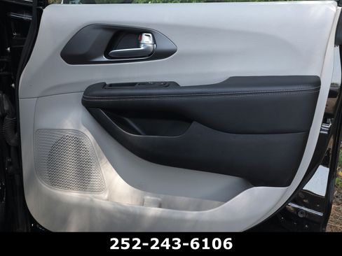 Used 2024 Chrysler Pacifica Touring-L FWD image 46