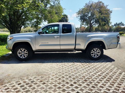 Used 2017 Toyota Tacoma TRD Sport image 4