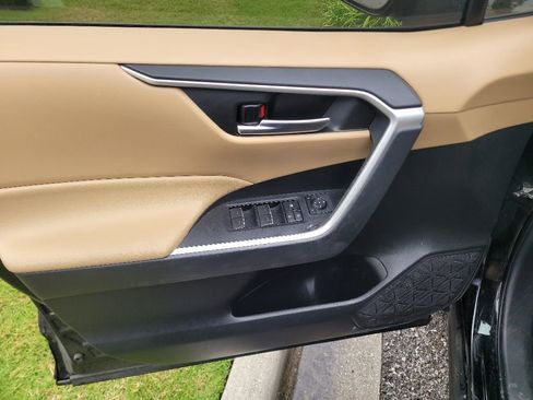 Used 2022 Toyota RAV4 XLE Premium FWD image 29