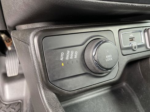 Used 2023 Jeep Renegade Latitude AWD/4WD image 24