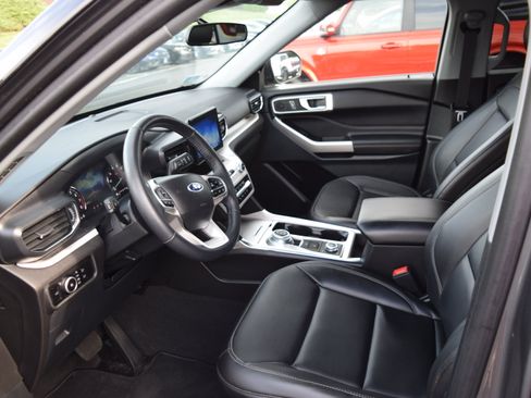 Used 2023 Ford Explorer XLT w/ Equipment Group 202A AWD/4WD image 10