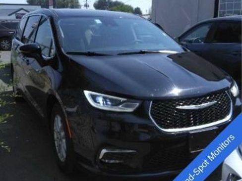 Used 2024 Chrysler Pacifica Touring-L FWD image 6