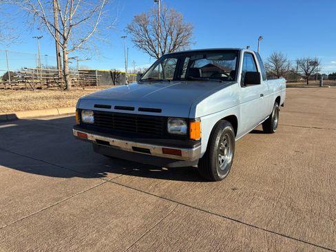 Used 1987 Nissan Pickup 2WD King Cab image 3