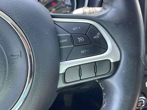 Used 2018 Jeep Compass Latitude FWD image 23
