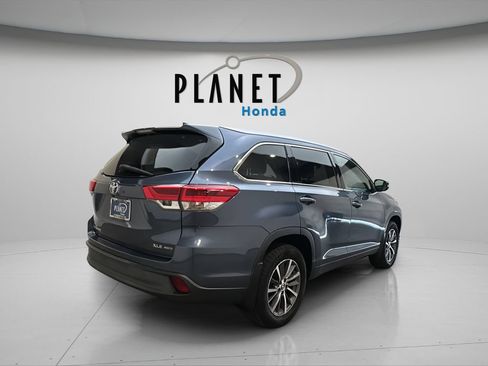 Used 2018 Toyota Highlander XLE w/ Carpet Mat Package (TMS) AWD/4WD image 5