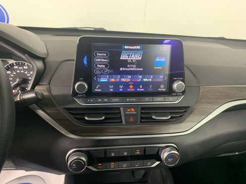 Used 2025 Nissan Altima 2.5 SV FWD image 25