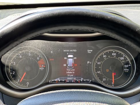Used 2018 Jeep Cherokee Limited FWD image 15