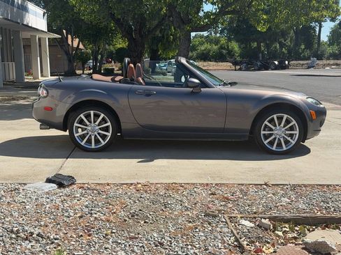 Used 2006 MAZDA MX-5 Miata Grand Touring w/ Premium Pkg RWD image 8