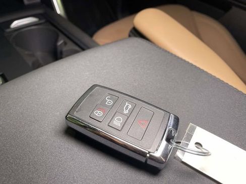 Used 2025 Land Rover Discovery Dynamic SE image 44