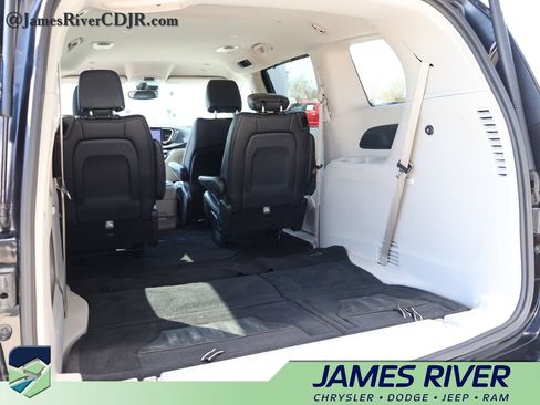 Used 2024 Chrysler Pacifica Touring-L image 15