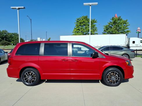 Used 2015 Dodge Grand Caravan SE w/ Quick Order Package 29E SE FWD image 2