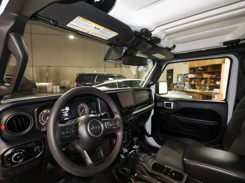 Used 2025 Jeep Wrangler Unlimited Rubicon image 9