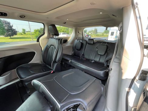 Used 2023 Chrysler Pacifica Limited image 16