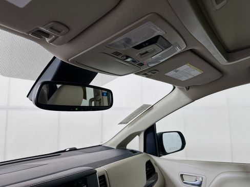 Used 2020 Toyota Sienna XLE FWD image 18