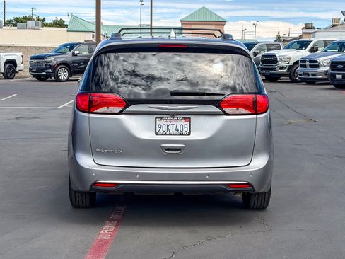 Used 2020 Chrysler Pacifica Touring-L FWD image 3