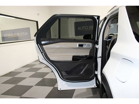 Used 2020 Ford Explorer Platinum w/ Premium Technology Package image 14