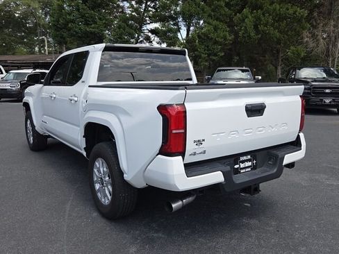 Used 2025 Toyota Tacoma SR5 AWD/4WD image 12
