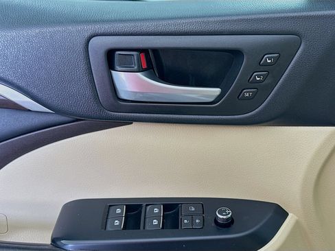 Used 2016 Toyota Highlander Limited FWD image 17