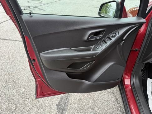 Used 2018 Chevrolet Trax LT w/ LT Convenience Package FWD image 16
