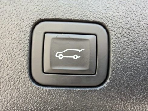 Used 2025 GMC Yukon Denali RWD image 24