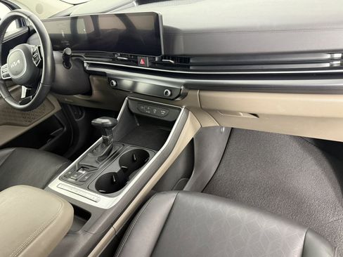 Used 2025 Kia Carnival FWD image 11