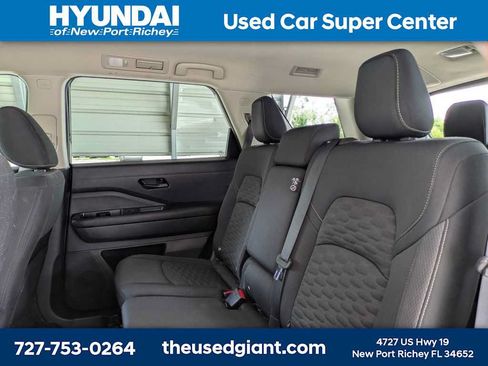Used 2024 Nissan Pathfinder SV w/ Lighting Package (N92) FWD image 17
