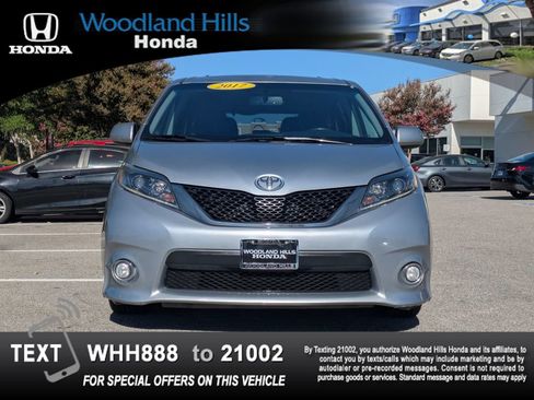 Used 2017 Toyota Sienna SE Premium FWD image 2