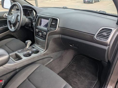 Used 2018 Jeep Grand Cherokee Laredo AWD/4WD image 22