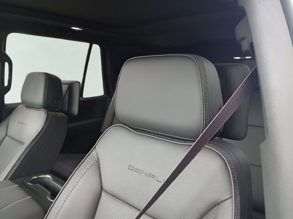 New 2026 GMC Yukon Denali w/ Denali Reserve Package AWD/4WD image 10