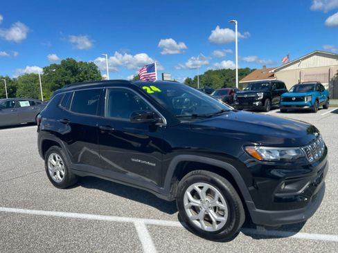 Used 2024 Jeep Compass Latitude AWD/4WD image 3