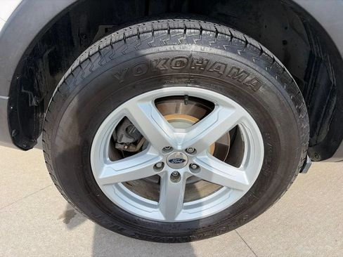 Used 2017 Ford Explorer XLT w/ Equipment Group 202A AWD/4WD image 22