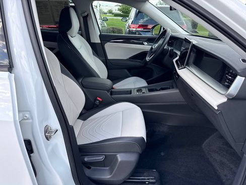 Certified 2025 Volkswagen Tiguan SE AWD/4WD image 42